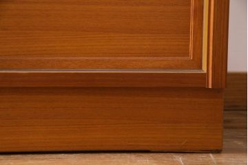 ヴィンテージ家具　ジャパンビンテージ　チーク材　北欧スタイルと和風が融合した珍しいデザインの食器棚(収納棚、飾り棚、カップボード)