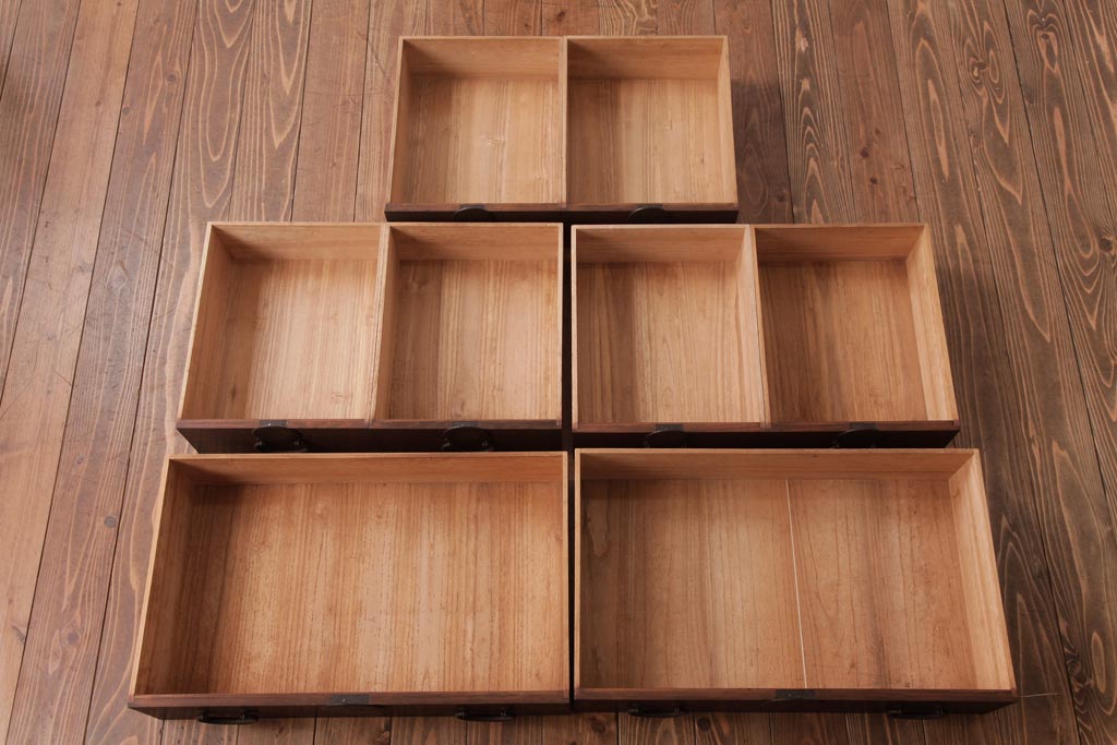 アンティーク家具　明治大正期　ヒノキ材・桐材　しっとりとした木肌が上品な雰囲気漂う時代箪笥(引き出し、チェスト、桐箪笥、桐たんす)