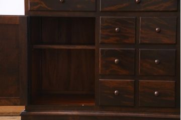 中古　松本民芸家具　クラシカルな雰囲気漂うC型食器棚(飾り棚、収納棚、キャビネット)(定価約77万円)
