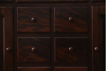 中古　松本民芸家具　クラシカルな雰囲気漂うC型食器棚(飾り棚、収納棚、キャビネット)(定価約77万円)