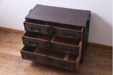 アンティーク家具　古民具　総桐材　脚付き　存在感抜群の金具が立派なリメイク箪笥ローボード(リビングボード、衣装箪笥、桐箪笥、桐たんす)