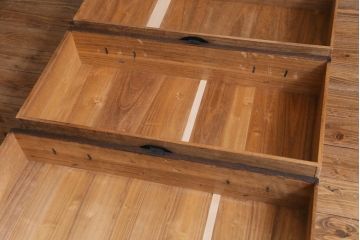 アンティーク家具　古民具　総桐材　脚付き　存在感抜群の金具が立派なリメイク箪笥ローボード(リビングボード、衣装箪笥、桐箪笥、桐たんす)