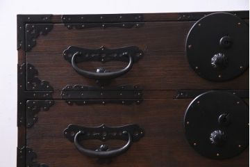 アンティーク家具　古民具　総桐材　脚付き　存在感抜群の金具が立派なリメイク箪笥ローボード(リビングボード、衣装箪笥、桐箪笥、桐たんす)