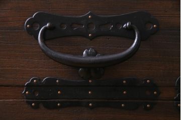 アンティーク家具　古民具　総桐材　脚付き　存在感抜群の金具が立派なリメイク箪笥ローボード(リビングボード、衣装箪笥、桐箪笥、桐たんす)