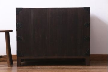アンティーク家具　古民具　総桐材　脚付き　存在感抜群の金具が立派なリメイク箪笥ローボード(リビングボード、衣装箪笥、桐箪笥、桐たんす)