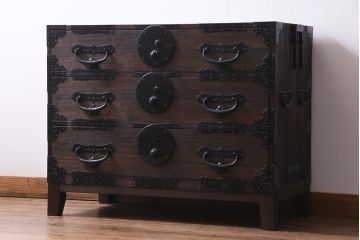 アンティーク家具　古民具　総桐材　脚付き　存在感抜群の金具が立派なリメイク箪笥ローボード(リビングボード、衣装箪笥、桐箪笥、桐たんす)