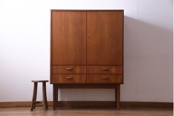 ヴィンテージ家具　ビンテージ　デンマーク製　チーク材　北欧スタイルのインテリアにぴったりなキャビネット(収納棚、サイドボード)
