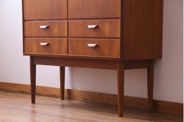 ヴィンテージ家具　ビンテージ　デンマーク製　チーク材　北欧スタイルのインテリアにぴったりなキャビネット(収納棚、サイドボード)