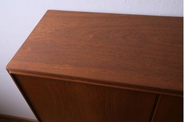 ヴィンテージ家具　ビンテージ　デンマーク製　チーク材　北欧スタイルのインテリアにぴったりなキャビネット(収納棚、サイドボード)
