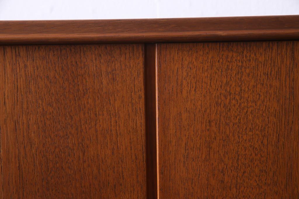 ヴィンテージ家具　ビンテージ　デンマーク製　チーク材　北欧スタイルのインテリアにぴったりなキャビネット(収納棚、サイドボード)