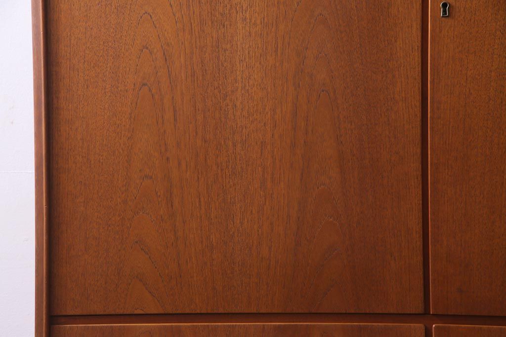 ヴィンテージ家具　ビンテージ　デンマーク製　チーク材　北欧スタイルのインテリアにぴったりなキャビネット(収納棚、サイドボード)