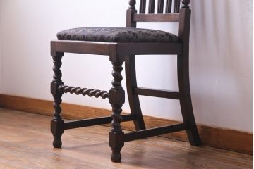 アンティーク家具　イギリスアンティーク　ジャコビアン様式　彫刻が目を引くダイニングチェア(ハイバックチェア、椅子)
