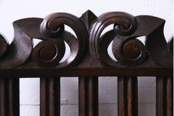 アンティーク家具　イギリスアンティーク　ジャコビアン様式　彫刻が目を引くダイニングチェア(ハイバックチェア、椅子)