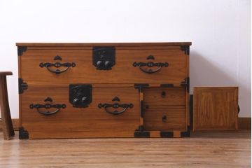 アンティーク家具　和製アンティーク　前面桐材　松竹梅・鶴亀　天板リメイクの二本松箪笥リビングボード(ローボード、アンティークチェスト、引き出し、桐箪笥、桐たんす)