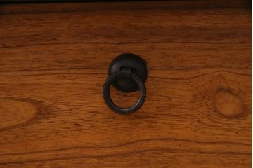 アンティーク家具　和製アンティーク　前面桐材　松竹梅・鶴亀　天板リメイクの二本松箪笥リビングボード(ローボード、アンティークチェスト、引き出し、桐箪笥、桐たんす)