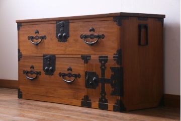 アンティーク家具　和製アンティーク　前面桐材　松竹梅・鶴亀　天板リメイクの二本松箪笥リビングボード(ローボード、アンティークチェスト、引き出し、桐箪笥、桐たんす)