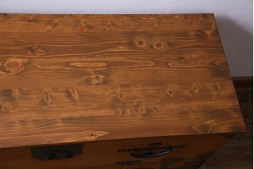 アンティーク家具　和製アンティーク　前面桐材　松竹梅・鶴亀　天板リメイクの二本松箪笥リビングボード(ローボード、アンティークチェスト、引き出し、桐箪笥、桐たんす)