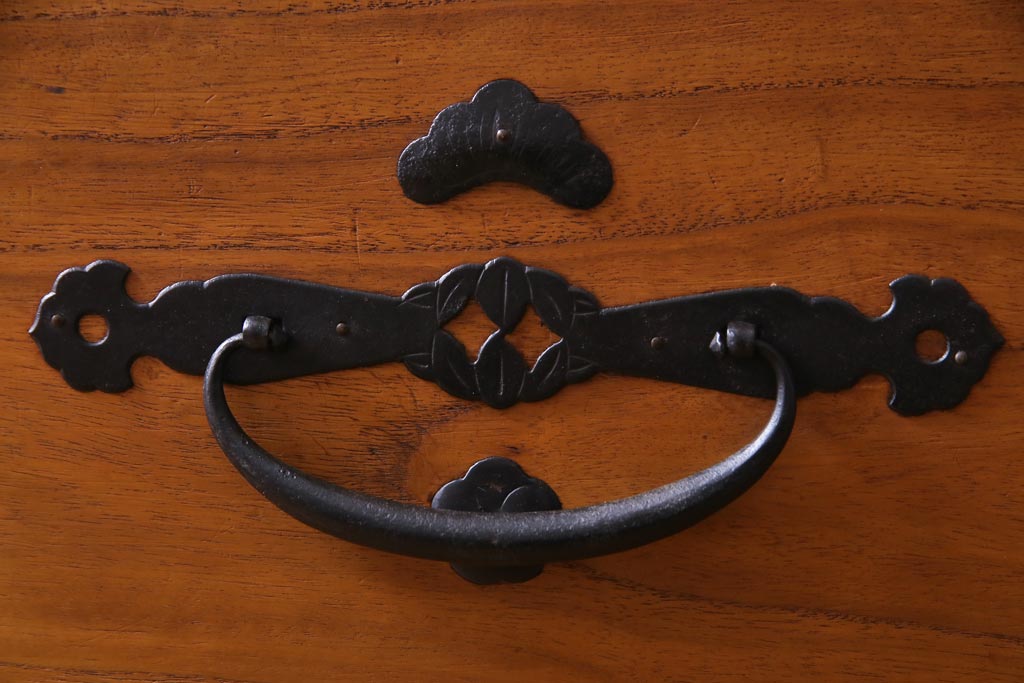 アンティーク家具　和製アンティーク　前面桐材　松竹梅・鶴亀　天板リメイクの二本松箪笥リビングボード(ローボード、アンティークチェスト、引き出し、桐箪笥、桐たんす)