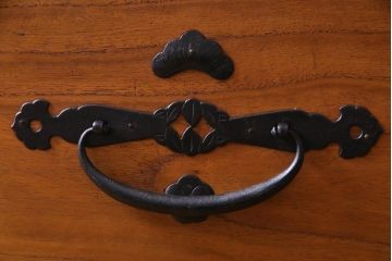 アンティーク家具　和製アンティーク　前面桐材　松竹梅・鶴亀　天板リメイクの二本松箪笥リビングボード(ローボード、アンティークチェスト、引き出し、桐箪笥、桐たんす)