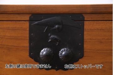 アンティーク家具　和製アンティーク　前面桐材　松竹梅・鶴亀　天板リメイクの二本松箪笥リビングボード(ローボード、アンティークチェスト、引き出し、桐箪笥、桐たんす)
