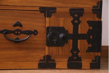 アンティーク家具　和製アンティーク　前面桐材　松竹梅・鶴亀　天板リメイクの二本松箪笥リビングボード(ローボード、アンティークチェスト、引き出し、桐箪笥、桐たんす)