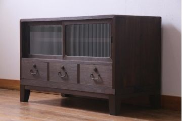 レトロ家具　昭和レトロ　リメイク　モールガラス入り　古い木の質感が魅力的な脚付きローボード(戸棚、収納棚)