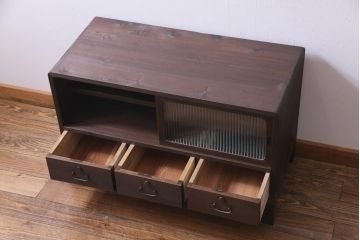 レトロ家具　昭和レトロ　リメイク　モールガラス入り　古い木の質感が魅力的な脚付きローボード(戸棚、収納棚)