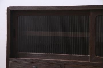 レトロ家具　昭和レトロ　リメイク　モールガラス入り　古い木の質感が魅力的な脚付きローボード(戸棚、収納棚)