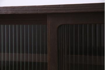 レトロ家具　昭和レトロ　リメイク　モールガラス入り　古い木の質感が魅力的な脚付きローボード(戸棚、収納棚)