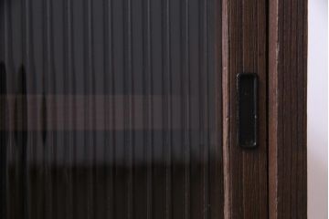 レトロ家具　昭和レトロ　リメイク　モールガラス入り　古い木の質感が魅力的な脚付きローボード(戸棚、収納棚)