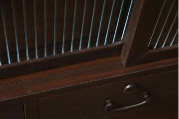 レトロ家具　昭和レトロ　リメイク　モールガラス入り　古い木の質感が魅力的な脚付きローボード(戸棚、収納棚)