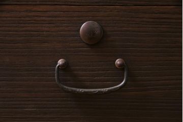 レトロ家具　昭和レトロ　リメイク　モールガラス入り　古い木の質感が魅力的な脚付きローボード(戸棚、収納棚)