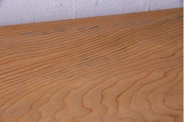中古　高級杉材使用　浮造り　職人のこだわりを感じる細部までつくり込まれた茶棚(飾棚)