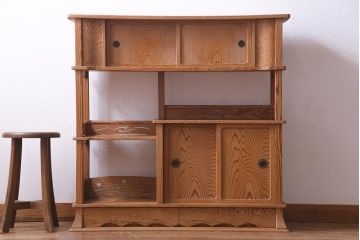 中古　高級杉材使用　浮造り　職人のこだわりを感じる細部までつくり込まれた茶棚(飾棚)