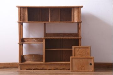 中古　高級杉材使用　浮造り　職人のこだわりを感じる細部までつくり込まれた茶棚(飾棚)