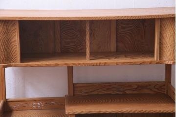 中古　高級杉材使用　浮造り　職人のこだわりを感じる細部までつくり込まれた茶棚(飾棚)