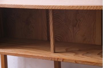 中古　高級杉材使用　浮造り　職人のこだわりを感じる細部までつくり込まれた茶棚(飾棚)