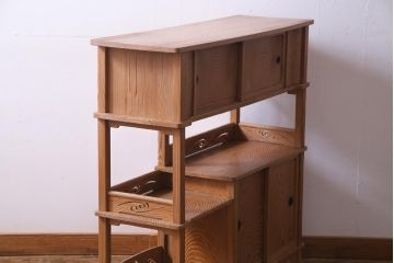 中古　高級杉材使用　浮造り　職人のこだわりを感じる細部までつくり込まれた茶棚(飾棚)