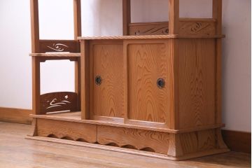 中古　高級杉材使用　浮造り　職人のこだわりを感じる細部までつくり込まれた茶棚(飾棚)