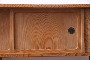中古　高級杉材使用　浮造り　職人のこだわりを感じる細部までつくり込まれた茶棚(飾棚)