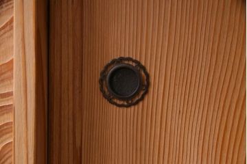中古　高級杉材使用　浮造り　職人のこだわりを感じる細部までつくり込まれた茶棚(飾棚)