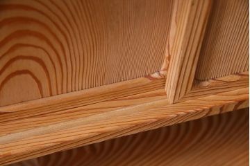 中古　高級杉材使用　浮造り　職人のこだわりを感じる細部までつくり込まれた茶棚(飾棚)