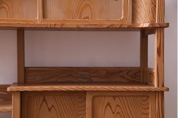 中古　高級杉材使用　浮造り　職人のこだわりを感じる細部までつくり込まれた茶棚(飾棚)
