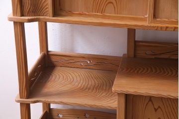 中古　高級杉材使用　浮造り　職人のこだわりを感じる細部までつくり込まれた茶棚(飾棚)