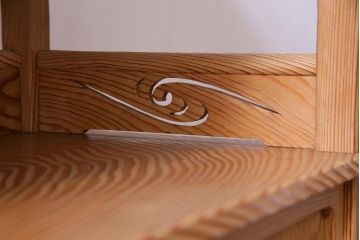 中古　高級杉材使用　浮造り　職人のこだわりを感じる細部までつくり込まれた茶棚(飾棚)