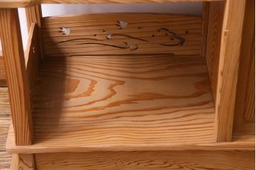 中古　高級杉材使用　浮造り　職人のこだわりを感じる細部までつくり込まれた茶棚(飾棚)