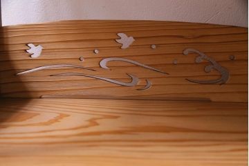 中古　高級杉材使用　浮造り　職人のこだわりを感じる細部までつくり込まれた茶棚(飾棚)