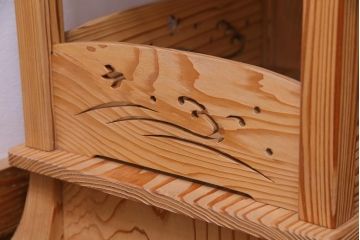 中古　高級杉材使用　浮造り　職人のこだわりを感じる細部までつくり込まれた茶棚(飾棚)