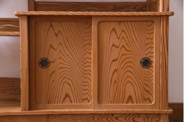 中古　高級杉材使用　浮造り　職人のこだわりを感じる細部までつくり込まれた茶棚(飾棚)