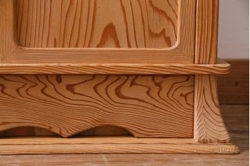 中古　高級杉材使用　浮造り　職人のこだわりを感じる細部までつくり込まれた茶棚(飾棚)